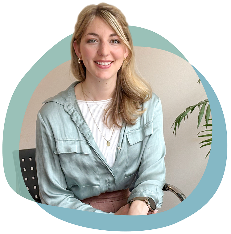 Emma Prüßner, Psychologische Psychotherapeutin Bild von Emma Prüßner, wie sie in Ihrer Praxis auf einem Stuhl sitzt.